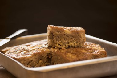 Elmalı kek, ceviz, un, şeker, yağ ve kuru üzüm. Nefis ev yapımı tatlı..