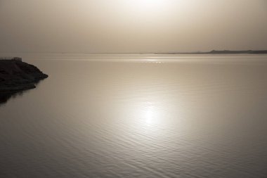 Nasser Gölü, Mısır 'da Ebu Simbel' in yanında. Sakin suları, geniş arazisi, çölün yanında.