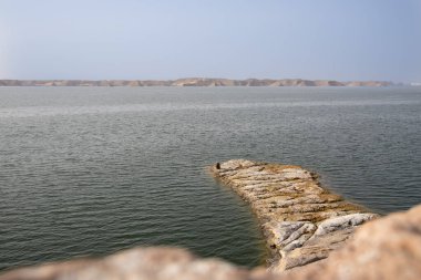Nasser Gölü, Mısır 'da Ebu Simbel' in yanında. Sakin suları, geniş arazisi, çölün yanında.