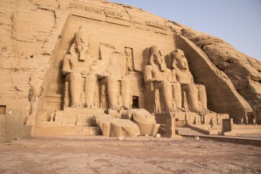 Antik Mısır tapınağı Ramses II tarafından inşa edilmiş, dağın kayasına oyulmuş, Abu Simbel 'de Nubia, Mısır, Afrika' daki Nasser Gölü 'nün yanına.