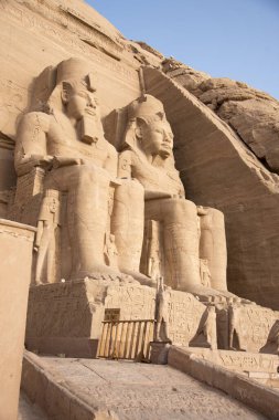 Antik Mısır tapınağı Ramses II tarafından inşa edilmiş, dağın kayasına oyulmuş, Abu Simbel 'de Nubia, Mısır, Afrika' daki Nasser Gölü 'nün yanına.