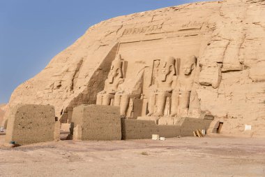 Antik Mısır tapınağı Ramses II tarafından inşa edilmiş, dağın kayasına oyulmuş, Abu Simbel 'de Nubia, Mısır, Afrika' daki Nasser Gölü 'nün yanına.