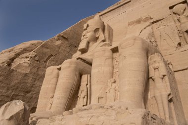 Antik Mısır tapınağı Ramses II tarafından inşa edilmiş, dağın kayasına oyulmuş, Abu Simbel 'de Nubia, Mısır, Afrika' daki Nasser Gölü 'nün yanına.