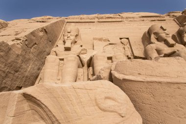 Antik Mısır tapınağı Ramses II tarafından inşa edilmiş, dağın kayasına oyulmuş, Abu Simbel 'de Nubia, Mısır, Afrika' daki Nasser Gölü 'nün yanına.