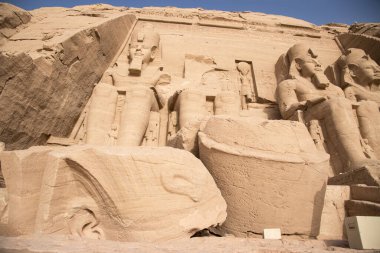 Antik Mısır tapınağı Ramses II tarafından inşa edilmiş, dağın kayasına oyulmuş, Abu Simbel 'de Nubia, Mısır, Afrika' daki Nasser Gölü 'nün yanına.