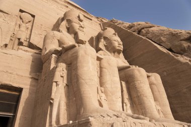 Antik Mısır tapınağı Ramses II tarafından inşa edilmiş, dağın kayasına oyulmuş, Abu Simbel 'de Nubia, Mısır, Afrika' daki Nasser Gölü 'nün yanına.
