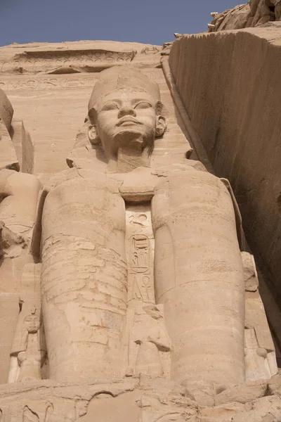 ラムセス2世によって建てられた古代エジプトの寺院 山の石に刻まれた ヌビア エジプト アフリカのナセル湖の隣にアブSimbelで — ストック写真