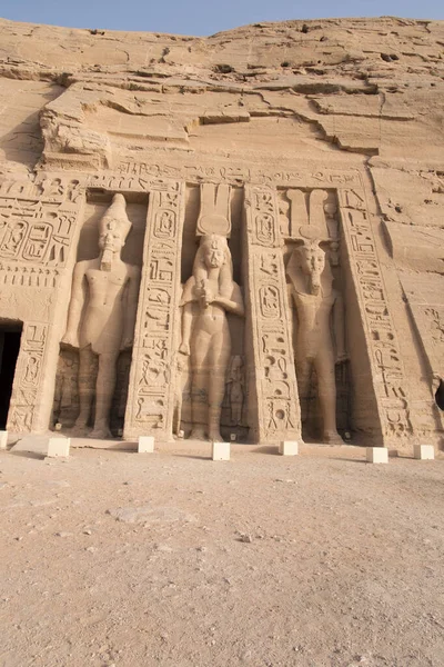 Ramses II tarafından inşa edilen Antik Mısır tapınağı, eşi Nefertari 'ye adanmış, dağın kayasına yontulmuş, Abu Simbel' de Nubia, Mısır, Afrika 'da Nasser Gölü' nün yanında
