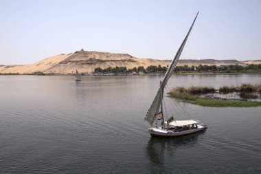 Sıcak bir günde, Aswan Mısır 'daki Nil nehrinde dostlar.