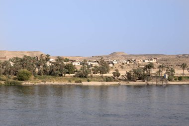 Mısır 'daki Nil Nehri' nde, kıyılarında yemyeşil bitki örtüsü olan vahayı ve hemen arkasında da kurak ve kurak çölü görebilirsiniz. İnanılmaz ve harika bir manzara..