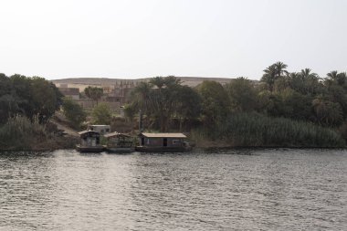 Mısır 'daki Nil Nehri' nde, kıyılarında yemyeşil bitki örtüsü olan vahayı ve hemen arkasında da kurak ve kurak çölü görebilirsiniz. İnanılmaz ve harika bir manzara..
