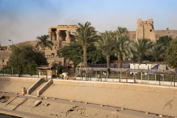 Sobek ve Haroeris Tapınağı olarak da bilinen Kom Ombo Tapınağı harabe halindedir, fakat özellikle Mısır 'daki Nil üzerinde durmasını sağlayan konumu için heybetlidir.