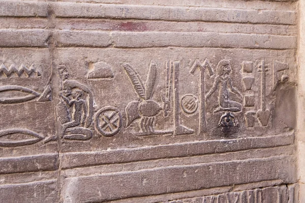 ソベク神殿やハロエリス神殿としても知られているコム オンボ神殿は廃墟となっているが 特にその所在地がエジプトのナイル川に面していることで際立っている — ストック写真