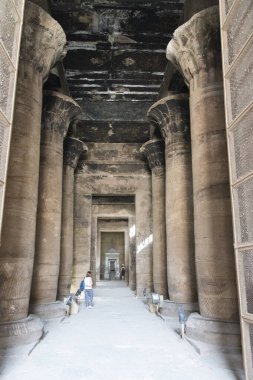 Mısır, Afrika 'daki Nil Nehri' nin batı kıyısında bulunan muhteşem ve antik Edfu tapınağı Dio Horus 'un tanrısına adanmıştır..