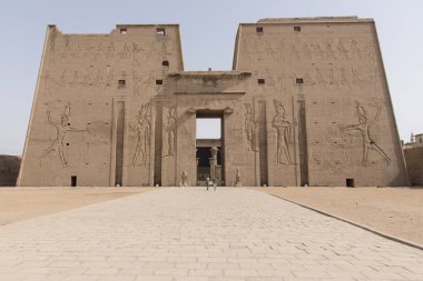 Mısır, Afrika 'daki Nil Nehri' nin batı kıyısında bulunan muhteşem ve antik Edfu tapınağı Dio Horus 'un tanrısına adanmıştır..