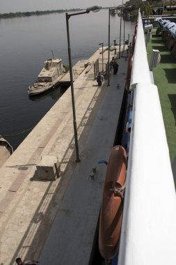 Afrika, Mısır 'daki Esna şehrinin yüksekliğindeki Nil Nehri' nin kilitlerinden geçen bir turistin geçişi. 8 metrelik eşitsizliği önleyen harika bir mühendislik çalışması..