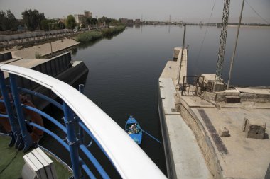 Afrika, Mısır 'daki Esna şehrinin yüksekliğindeki Nil Nehri' nin kilitlerinden geçen bir turistin geçişi. 8 metrelik eşitsizliği önleyen harika bir mühendislik çalışması..