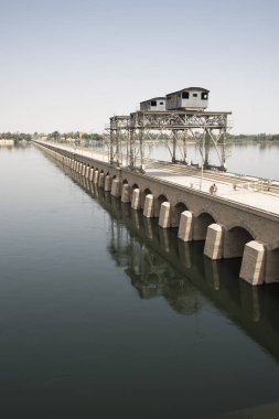 Afrika, Mısır 'daki Esna şehrinin yüksekliğindeki Nil Nehri' nin kilitlerinden geçen bir turistin geçişi. 8 metrelik eşitsizliği önleyen harika bir mühendislik çalışması..