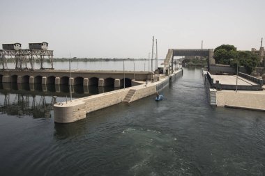 Afrika, Mısır 'daki Esna şehrinin yüksekliğindeki Nil Nehri' nin kilitlerinden geçen bir turistin geçişi. 8 metrelik eşitsizliği önleyen harika bir mühendislik çalışması..