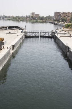 Mısır, Afrika 'daki Esna' dan geçerken, Nil Nehri 'nin kilitlenmesi işlemi, onu geçen bir tekneden görülüyor..