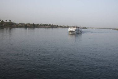Luxor, Mısır, Afrika civarındaki Nil Nehri. Ekinleri, tekneleri, kasabaları ve yolcu gemileriyle. Güzel manzara.