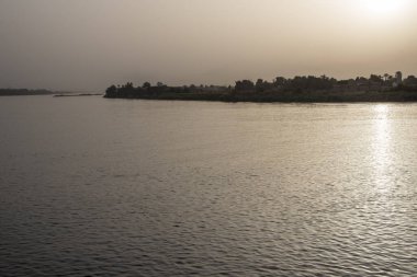 Luxor, Mısır, Afrika civarındaki Nil Nehri. Ekinleri, tekneleri, kasabaları ve yolcu gemileriyle. Güzel manzara.