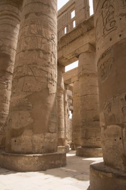 Nil Nehri 'nin doğu kıyısında yer alan Karnak Tapınağı, antik Mısır, Afrika' nın en önemli dini kompleksine ev sahipliği yapan Luxor 'un karşısında yer almaktadır.