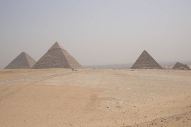 Giza piramitleri, Mısır, Afrika 'da Kahire' nin yanında. Büyük ve tarihi binalar.