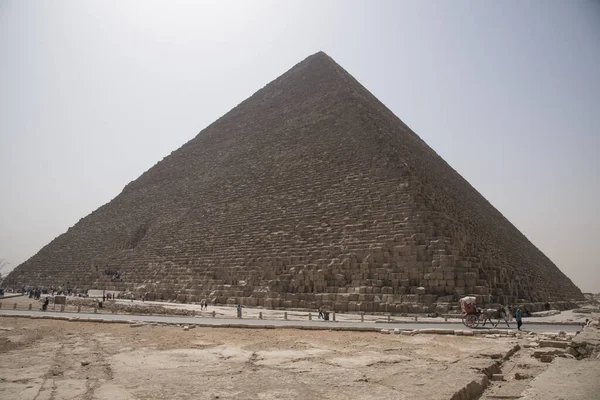 ギザピラミッド エジプト アフリカのカイロの隣 巨大で歴史的な建物 — ストック写真