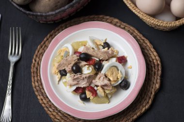 Zeytinli patates salatası, ton balığı, haşlanmış yumurta ve sos. Lezzetli İspanyol yemekleri.