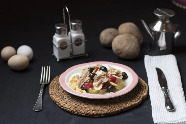 Zeytinli patates salatası, ton balığı, haşlanmış yumurta ve sos. Lezzetli İspanyol yemekleri.