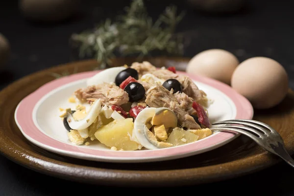 Zeytinli patates salatası, ton balığı, haşlanmış yumurta ve sos. Lezzetli İspanyol yemekleri.