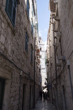 Dubrovnik, Hırvatistan Cumhuriyeti 'nin Dalmaçya Bölgesi' nde bir kıyı kenti. Adriyatik İncisi 'ndeki kiliseleri, duvarları, evleri ve taş sokakları muhteşem..
