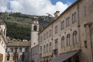 Dubrovnik, Hırvatistan Cumhuriyeti 'nin Dalmaçya Bölgesi' nde bir kıyı kenti. Adriyatik İncisi 'ndeki kiliseleri, duvarları, evleri ve taş sokakları muhteşem..