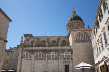 Dubrovnik, Hırvatistan Cumhuriyeti 'nin Dalmaçya Bölgesi' nde bir kıyı kenti. Adriyatik İncisi 'ndeki kiliseleri, duvarları, evleri ve taş sokakları muhteşem..