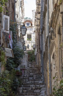 Dubrovnik, Hırvatistan Cumhuriyeti 'nin Dalmaçya Bölgesi' nde bir kıyı kenti. Adriyatik İncisi 'ndeki kiliseleri, duvarları, evleri ve taş sokakları muhteşem..