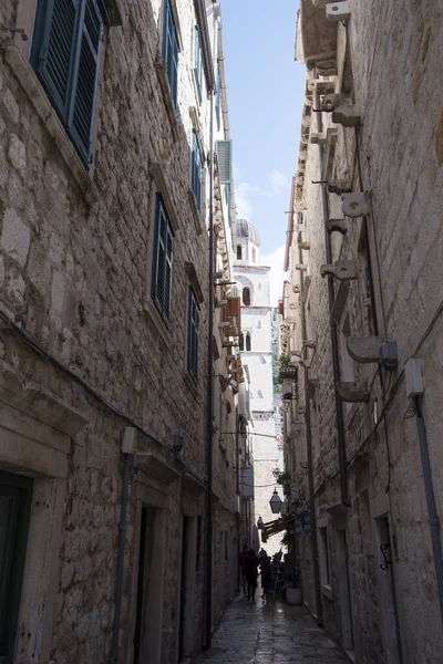 Dubrovnik, Hırvatistan Cumhuriyeti 'nin Dalmaçya Bölgesi' nde bir kıyı kenti. Adriyatik İncisi 'ndeki kiliseleri, duvarları, evleri ve taş sokakları muhteşem..