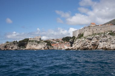 Hırvatistan, Avrupa 'daki Dubrovnik kentinin deniz manzaraları. Adriyatik Denizi 'nden Dalmaçya kıyılarının güzel manzarası.