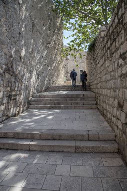 Dubrovnik, Hırvatistan ve Avrupa 'da merdivenleri ve taşları olan dar bir sokak..