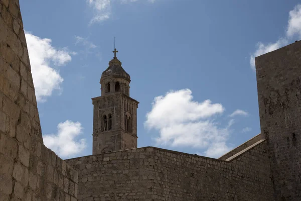 Вид Башню Церкви Каменной Стеной Дубровнике Хорватия Европа — стоковое фото