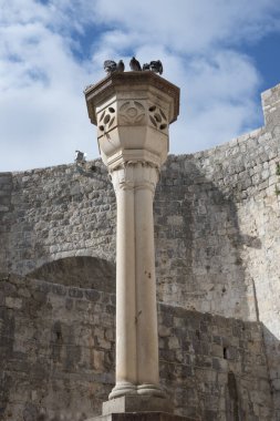 Taş duvardan geçerek Hırvatistan 'ın eski Dubrovnik kentine giden giriş rampasındaki taş süslemeler