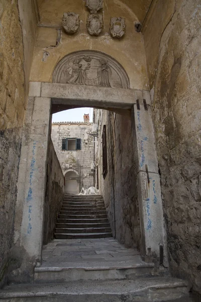 Calle Estrecha Pendiente Con Arco Escaleras Piedra Dubrovnik Croacia Europa —  Fotos de Stock
