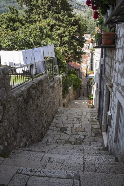 Calle Piedra Estrecha Con Ropa Colgada Dubrovnik Croacia Europa —  Fotos de Stock