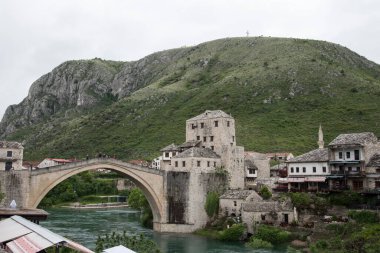 Bosna-Avrupa 'daki Neretva Nehri üzerindeki Yaşlı Mostar köprüsü