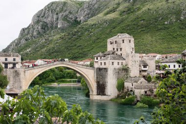 Bosna-Avrupa 'daki Neretva Nehri üzerindeki Yaşlı Mostar köprüsü