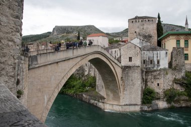 Bosna-Avrupa 'daki Neretva Nehri üzerindeki Yaşlı Mostar köprüsü