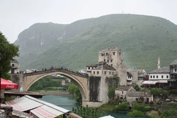 Bosna-Avrupa 'daki Neretva Nehri üzerindeki Yaşlı Mostar köprüsü