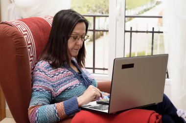 Virüs hapsindeyken evde çalış. Uzaklaştırma.