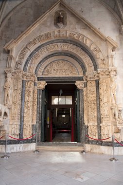 Trogir 'deki Katedral kapısı, Adriyatik deniz kıyısındaki liman ve tarihi kent, Split-Dalmaçya bölgesi, Hırvatistan ve Avrupa.