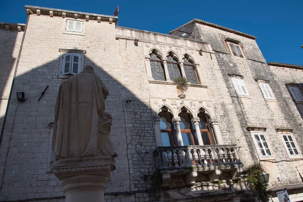 Trogir 'deki Cipiko Sarayı, Adriyatik Denizi kıyısındaki liman ve tarihi kent, Split-Dalmaçya bölgesi, Hırvatistan ve Avrupa.